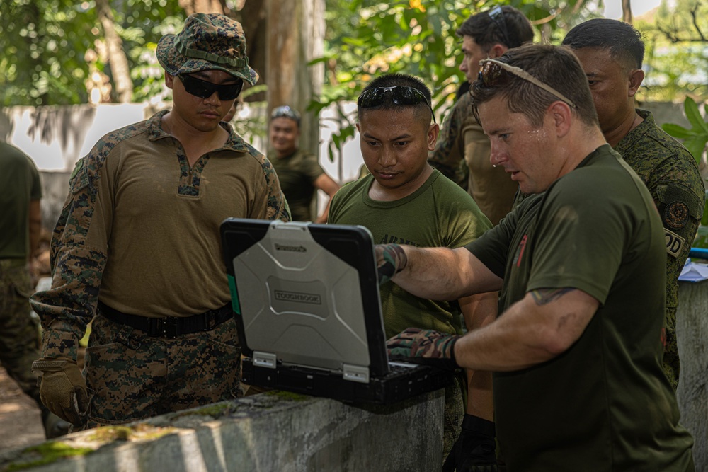 U.S. Marines Corps and Philippine Army Explosive Ordnance Disposal Technicians Work Together