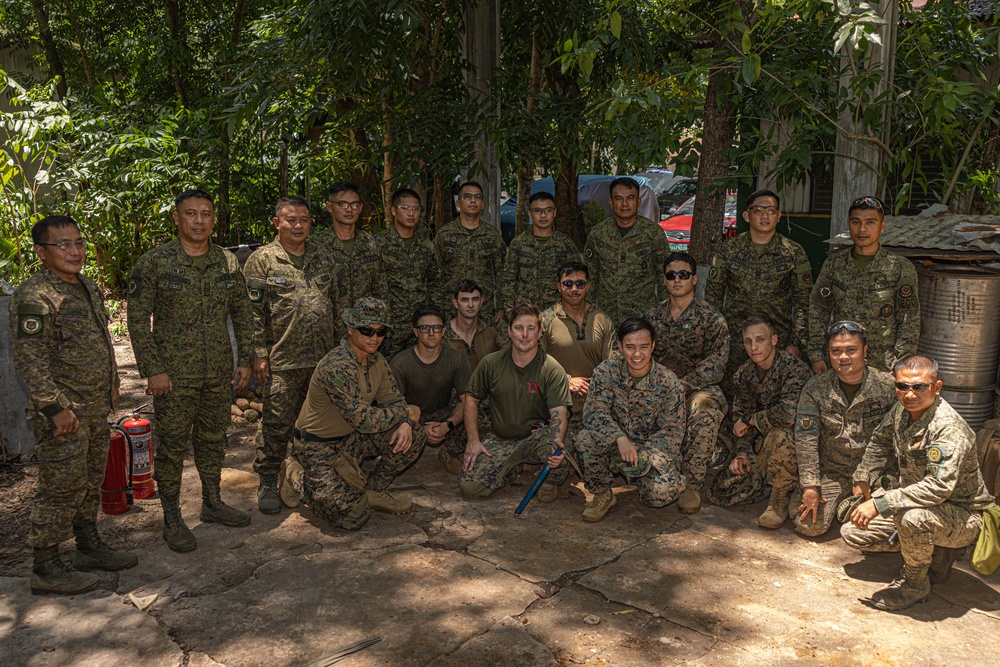 U.S. Marines Corps and Philippine Army Explosive Ordnance Disposal Technicians Work Together