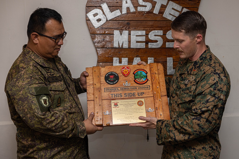 U.S. Marines with Explosive Ordnance Disposal Company, 9th Engineer Support Battalion, thanks Philippine Army Explosive Ordnance Disposal Battalion, Army Support Command.