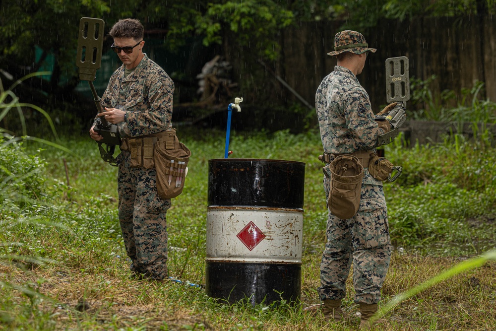 U.S. Marines with Explosive Ordnance Disposal Company, 9th Engineer Support Battalion and Philippine Army Explosive Ordnance Disposal Battalion, Army Support Command, participate in EOD simulations.