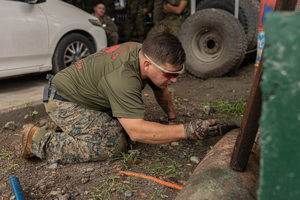 U.S. Marines with Explosive Ordnance Disposal Company, 9th Engineer Support Battalion and Philippine Army Explosive Ordnance Disposal Battalion, Army Support Command, participate in EOD simulations.