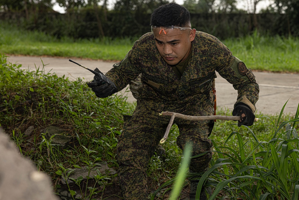 U.S. Marines with Explosive Ordnance Disposal Company, 9th Engineer Support Battalion and Philippine Army Explosive Ordnance Disposal Battalion, Army Support Command, participate in EOD simulations.