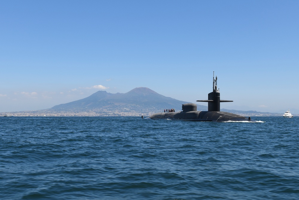 USS Florida (SSGN 728) Hosts Distinguished Visitors Tour in Bay of Naples