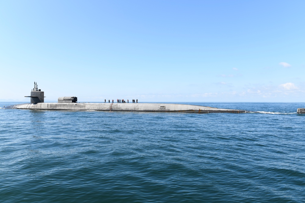 USS Florida (SSGN 728) Hosts Distinguished Visitors Tour in Bay of Naples