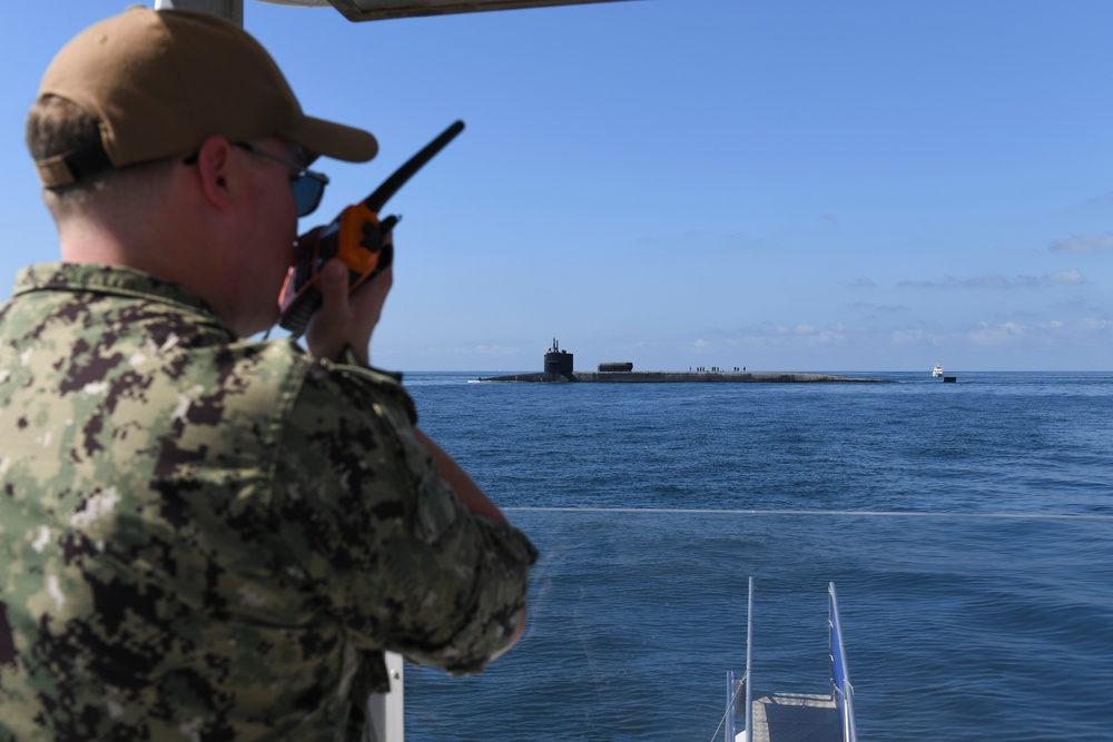 USS Florida (SSGN 728) Hosts Distinguished Visitors Tour in Bay of Naples