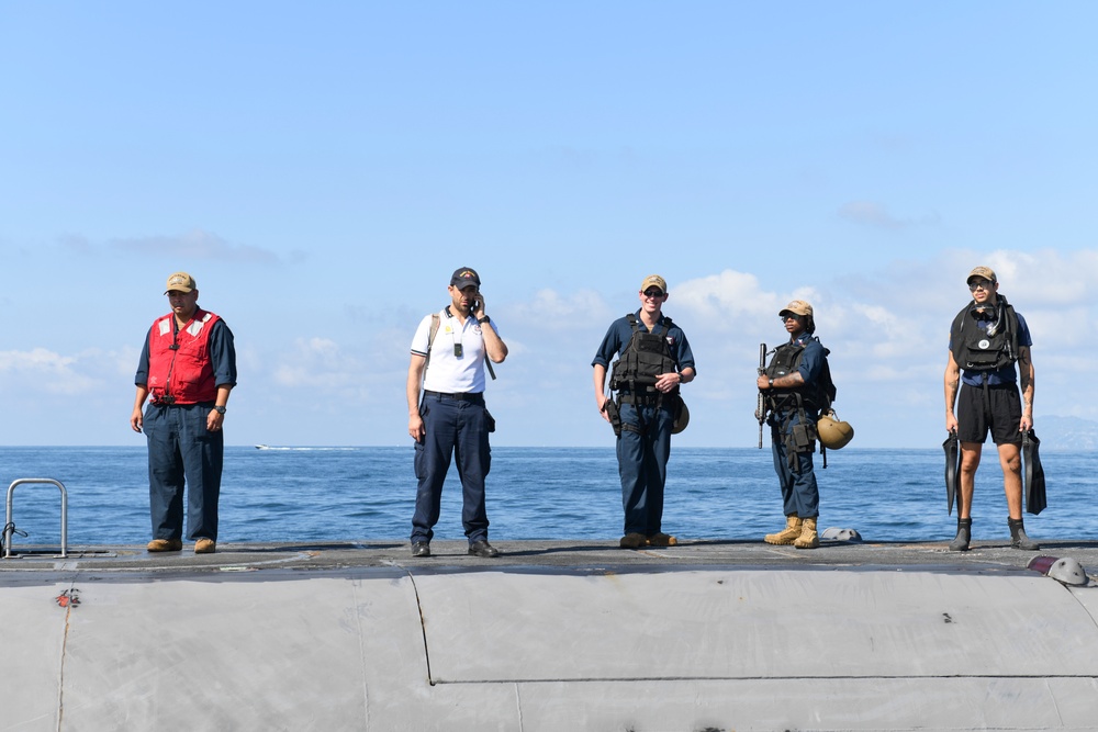 USS Florida (SSGN 728) Hosts Distinguished Visitors Tour in Bay of Naples