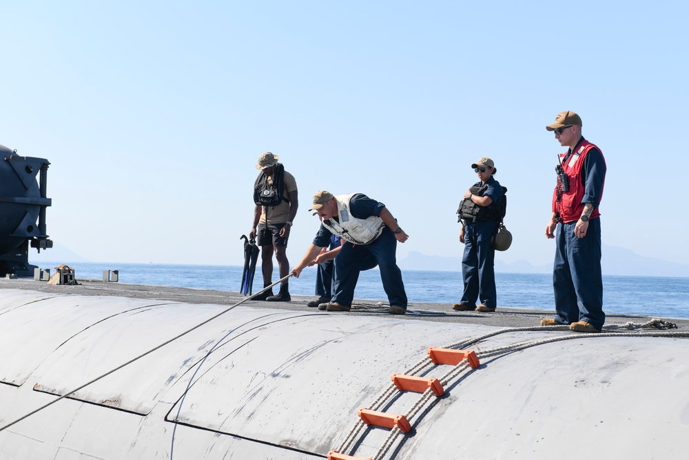 USS Florida (SSGN 728) Hosts Distinguished Visitors Tour in Bay of Naples