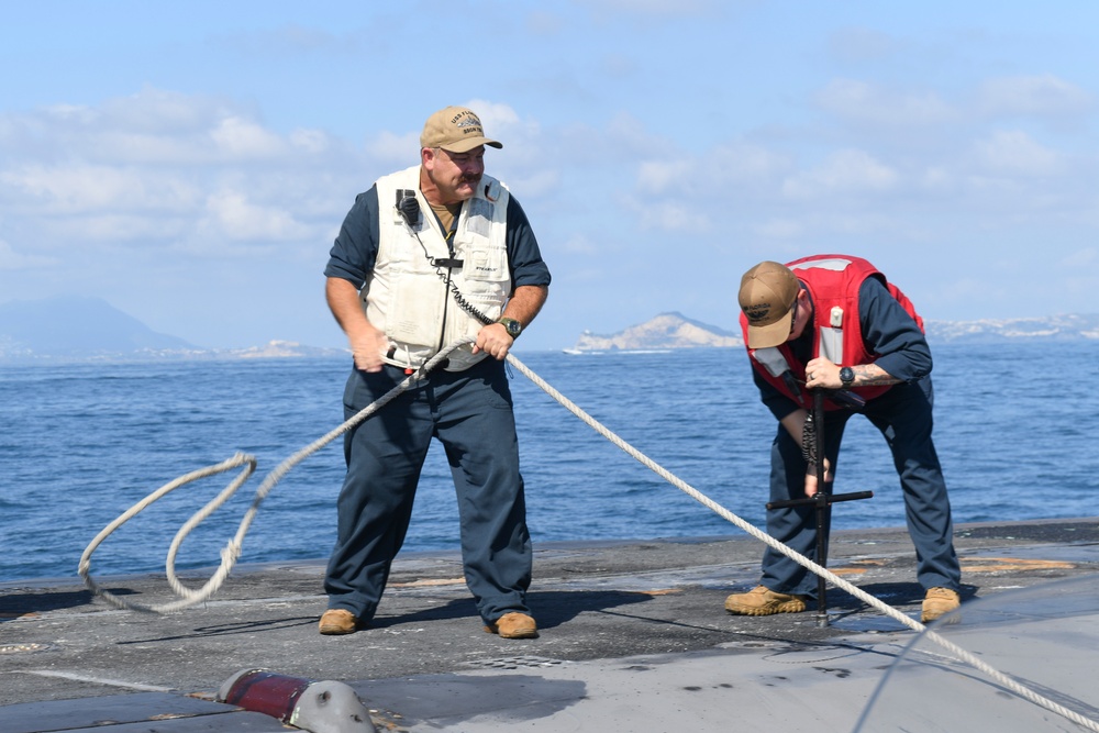 USS Florida (SSGN 728) Hosts Distinguished Visitors Tour in Bay of Naples