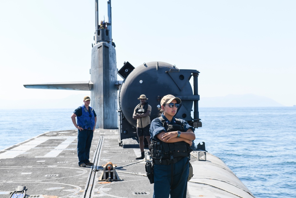 USS Florida (SSGN 728) Hosts Distinguished Visitors Tour in Bay of Naples