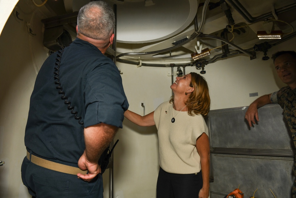 USS Florida (SSGN 728) Hosts Distinguished Visitors Tour in Bay of Naples