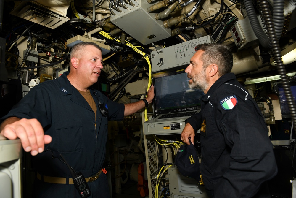 USS Florida (SSGN 728) Hosts Distinguished Visitors Tour in Bay of Naples