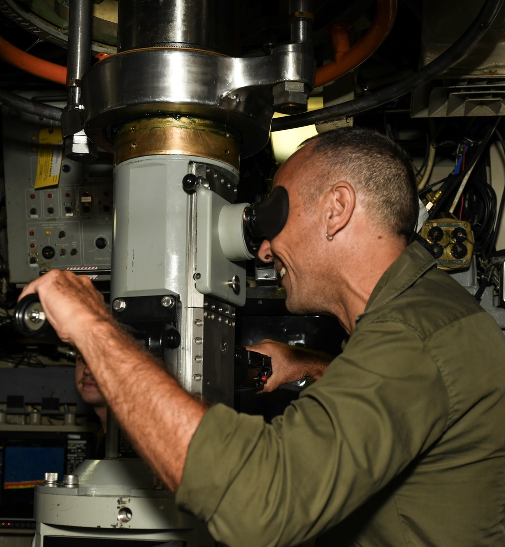 USS Florida (SSGN 728) Hosts Distinguished Visitors Tour in Bay of Naples