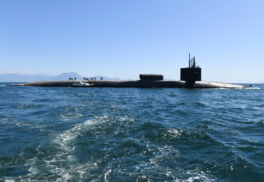 USS Florida (SSGN 728) Hosts Distinguished Visitors Tour in Bay of Naples