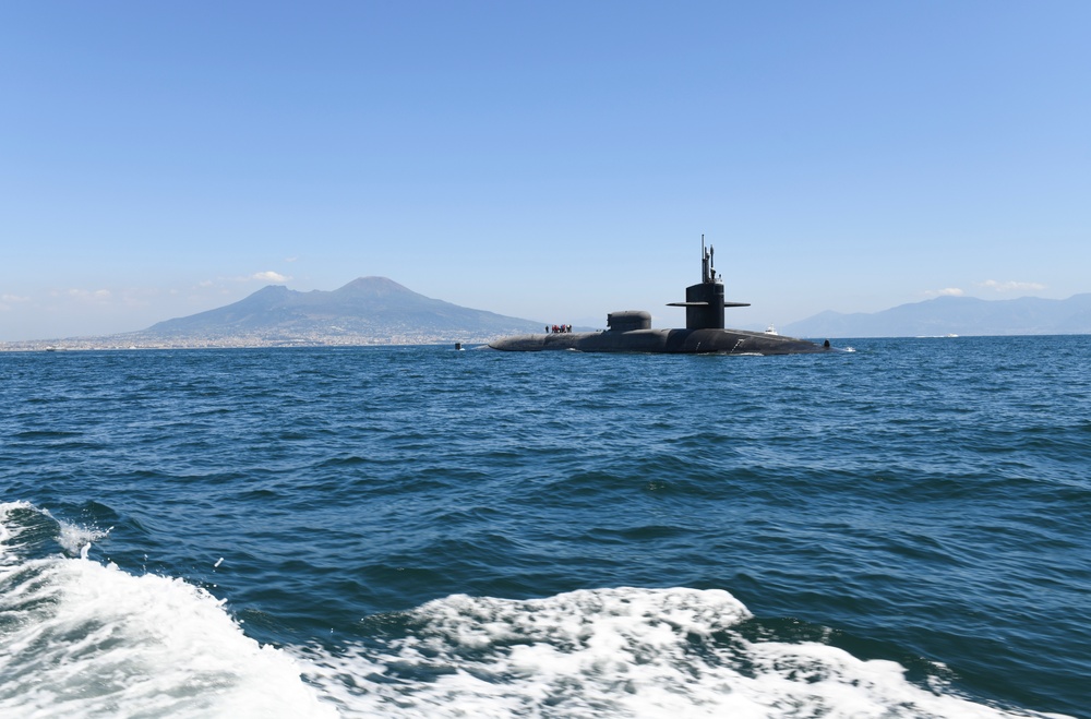 USS Florida (SSGN 728) Hosts Distinguished Visitors Tour in Bay of Naples