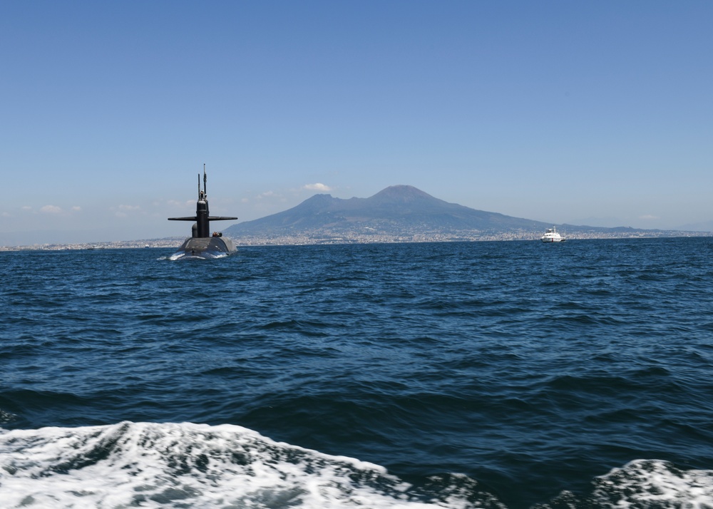 USS Florida (SSGN 728) Hosts Distinguished Visitors Tour in Bay of Naples