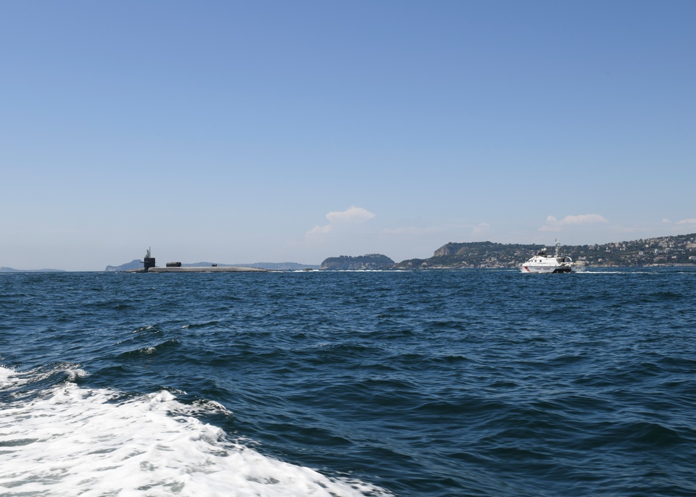 USS Florida (SSGN 728) Hosts Distinguished Visitors Tour in Bay of Naples