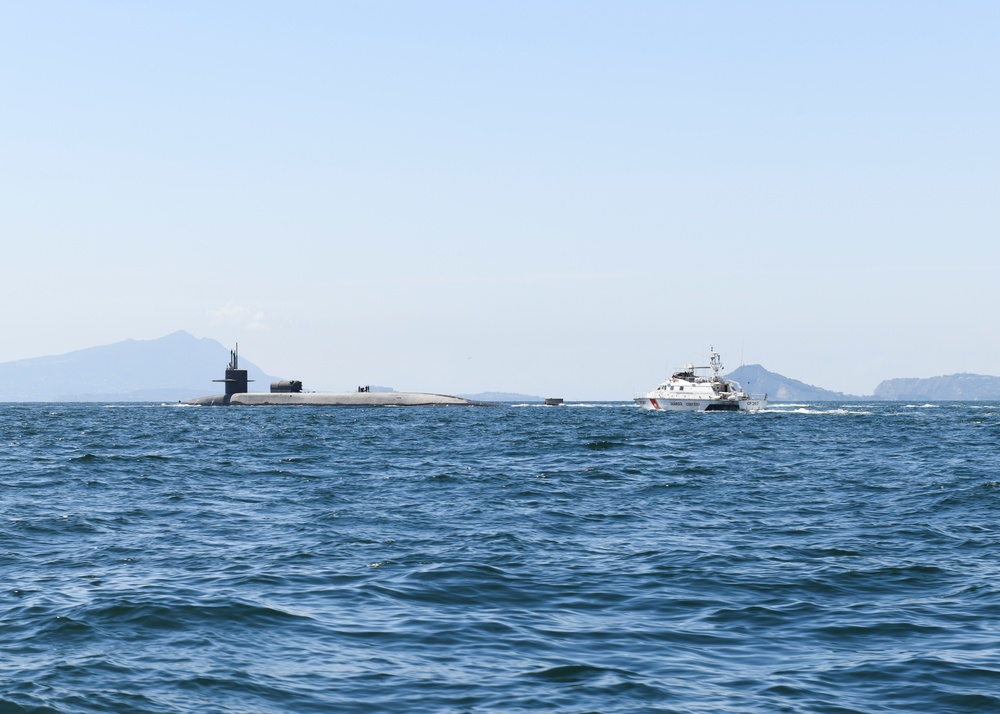 USS Florida (SSGN 728) Hosts Distinguished Visitors Tour in Bay of Naples