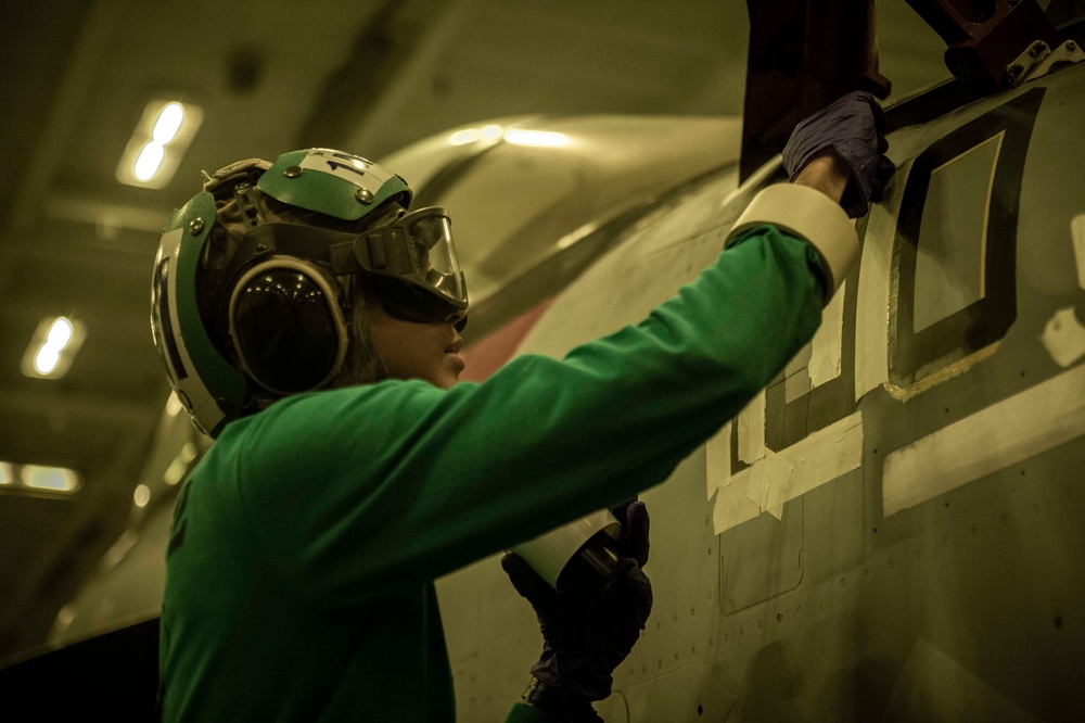 USS Carl Vinson (CVN 70) Sailors Perform Maintenance on Aircrafts in the Pacific Ocean