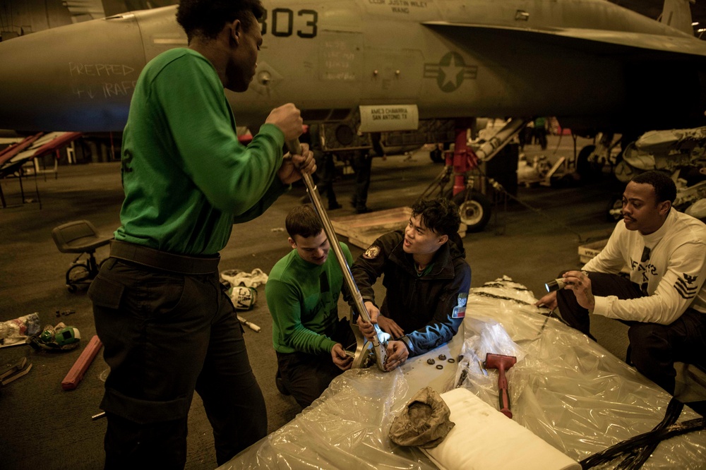 USS Carl Vinson (CVN 70) Sailors Perform Maintenance on Aircrafts in the Pacific Ocean