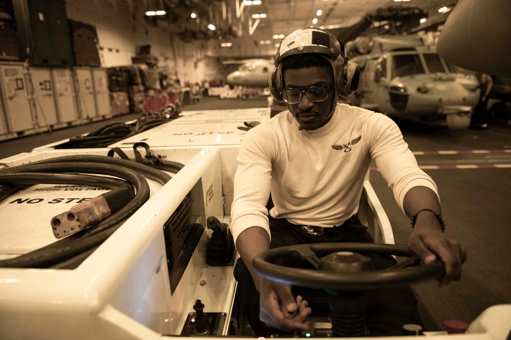 USS Carl Vinson (CVN 70) Sailors Perform Maintenance on Aircrafts in the Pacific Ocean