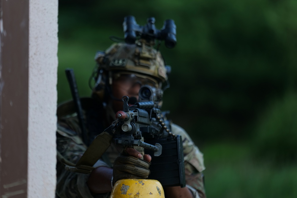 ROK and U.S. Special Operations Forces Train to Maintain Personnel Recovery Skills