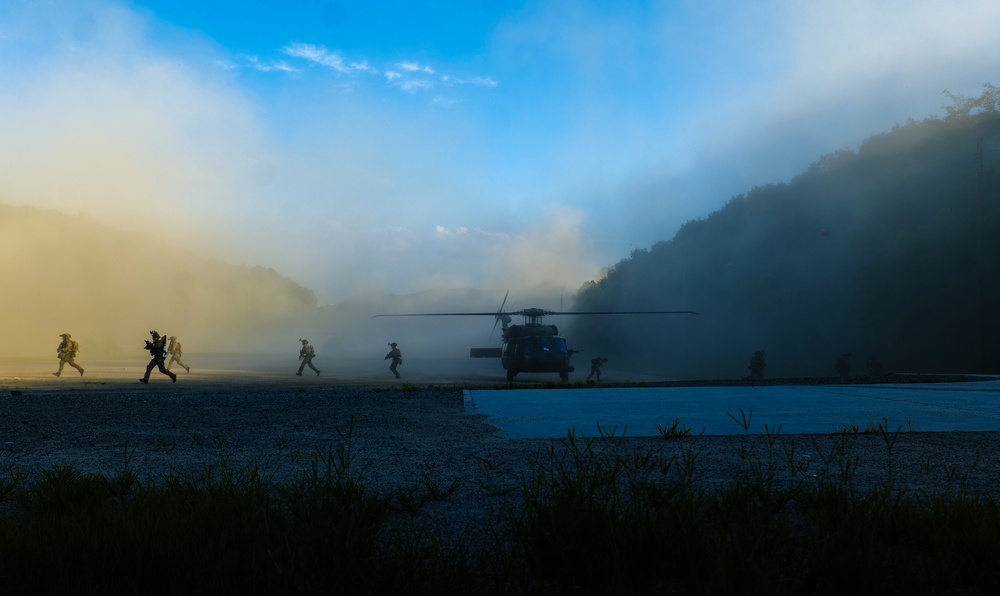 ROK and U.S. Special Operations Forces Train to Maintain Personnel Recovery Skills