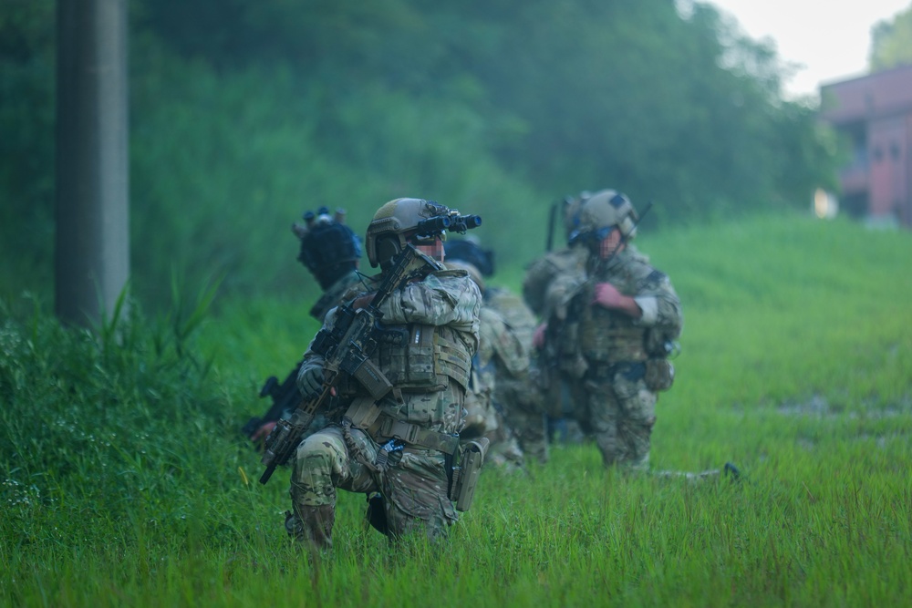 ROK and U.S. Special Operations Forces Train to Maintain Personnel Recovery Skills