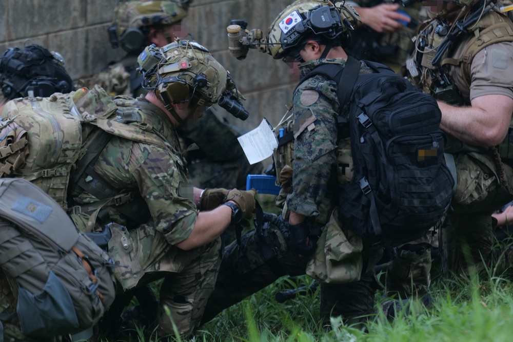 ROK and U.S. Special Operations Forces Train to Maintain Personnel Recovery Skills