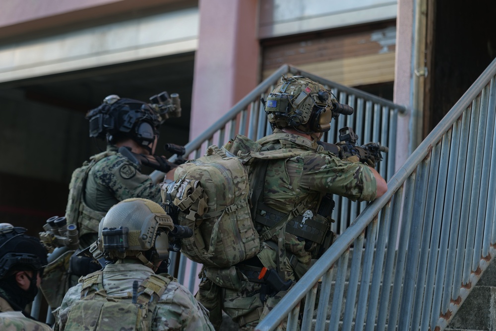 ROK and U.S. Special Operations Forces Train to Maintain Personnel Recovery Skills