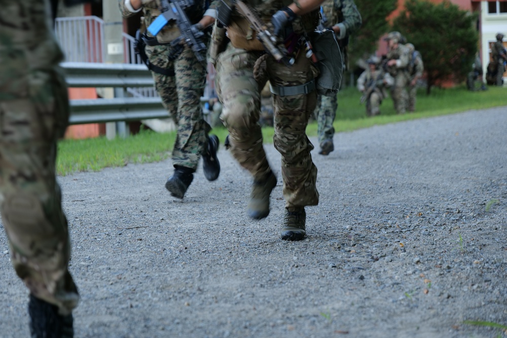 ROK and U.S. Special Operations Forces Train to Maintain Personnel Recovery Skills