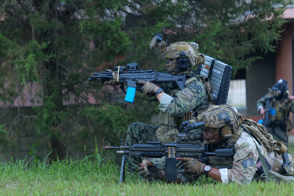 ROK and U.S. Special Operations Forces Train to Maintain Personnel Recovery Skills