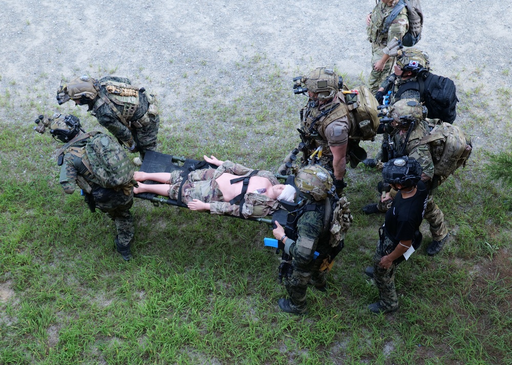 ROK and U.S. Special Operations Forces Train to Maintain Personnel Recovery Skills