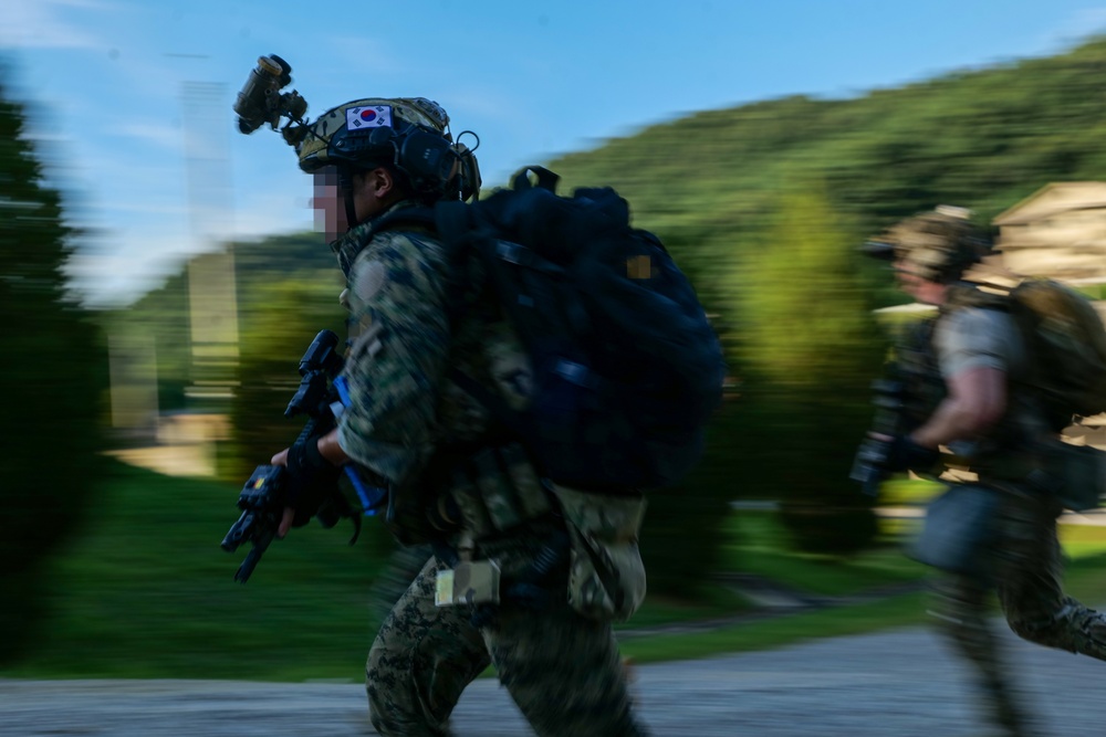 ROK and U.S. Special Operations Forces Train to Maintain Personnel Recovery Skills