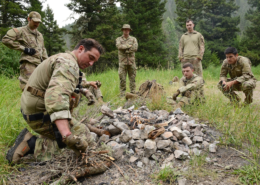 40th Helicopter Squadron aircrew practice survival skills in Montana