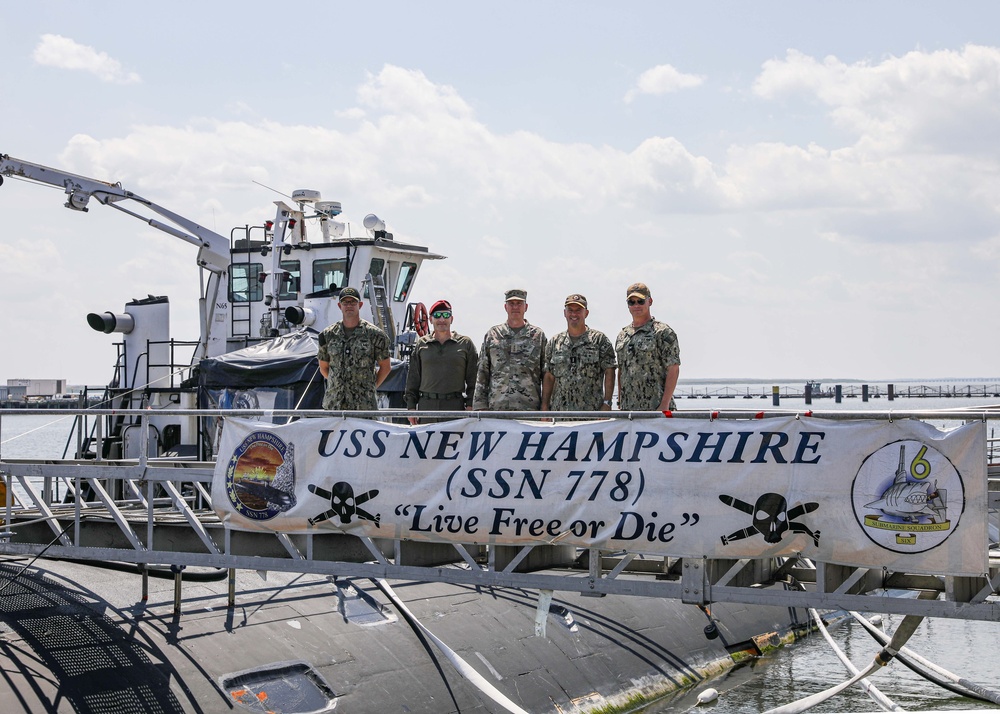 CENTCOM Deputy Commander Visits USS New Hampshire (SSN 778)
