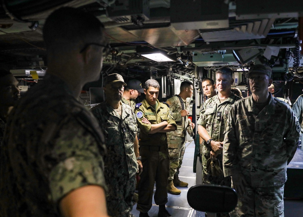 CENTCOM Deputy Commander Visits USS New Hampshire (SSN 778)