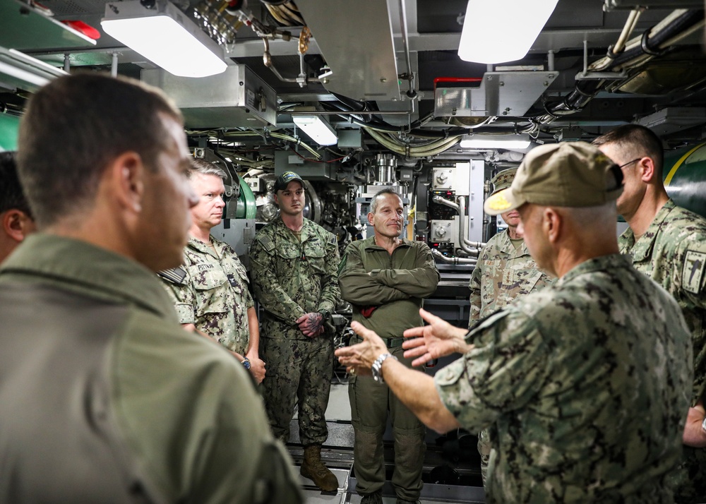 CENTCOM Deputy Commander Visits USS New Hampshire (SSN 778)