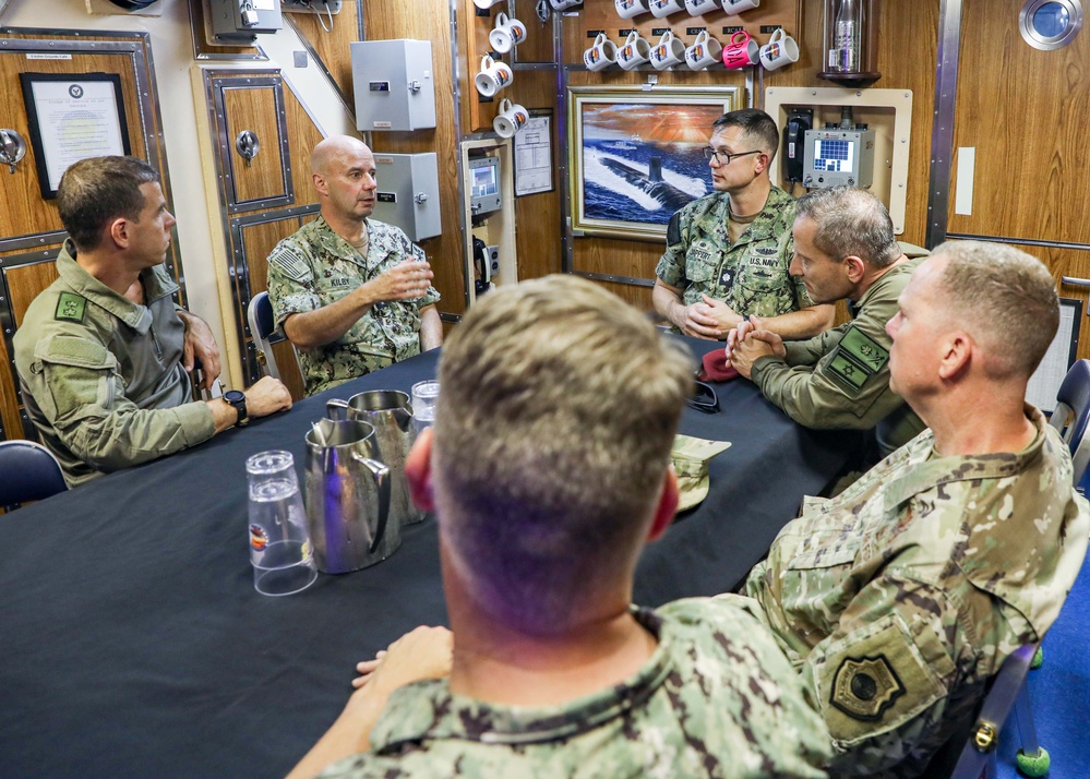 CENTCOM Deputy Commander Visits USS New Hampshire (SSN 778)