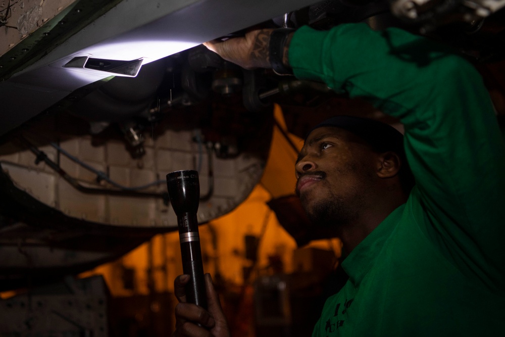 USS Carl Vinson (CVN 70) Sailors Perform Maintenance on Aircrafts in the Pacific Ocean