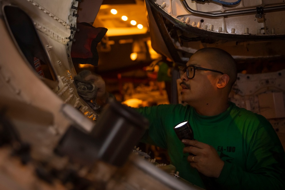 USS Carl Vinson (CVN 70) Sailors Perform Maintenance on Aircrafts in the Pacific Ocean