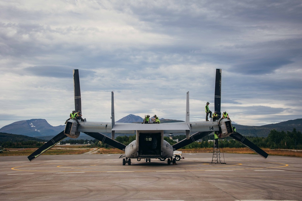 26 MEU(SOC) ACE conducts maintenance in the High North