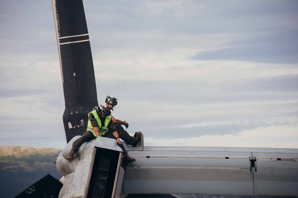 26 MEU(SOC) ACE conducts maintenance in the High North