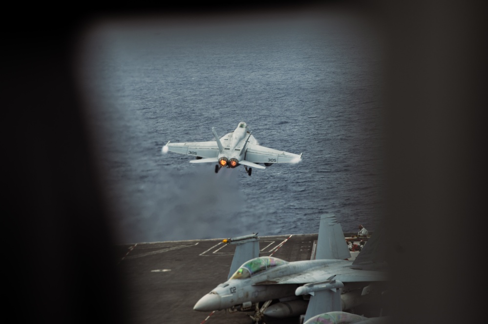 An F/A 18E launches off the flight deck of USS Carl Vinson (CVN 70)