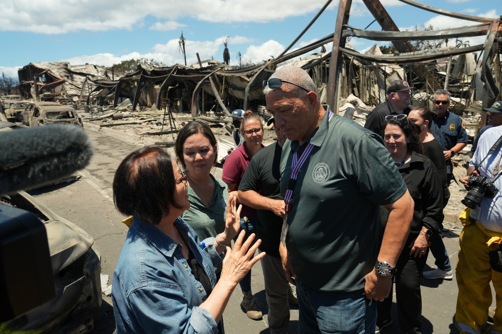 Hawaii Wildfire Survivor Speaks With Emergency Response Officials