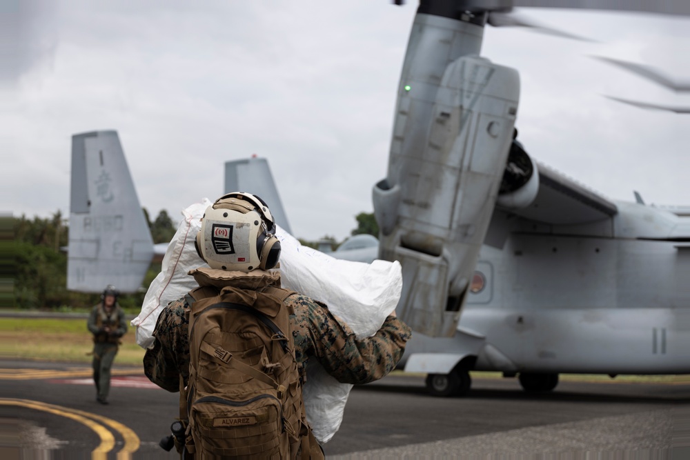 31st MEU Marines Aid Displaced Bougainville Villagers