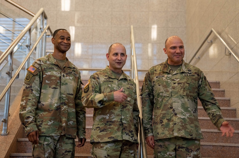 Eighth Army visiting the Communication Center