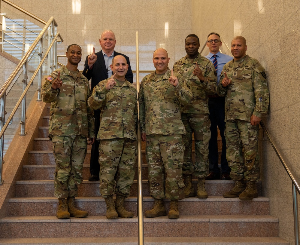 Eighth Army visiting the Communication Center