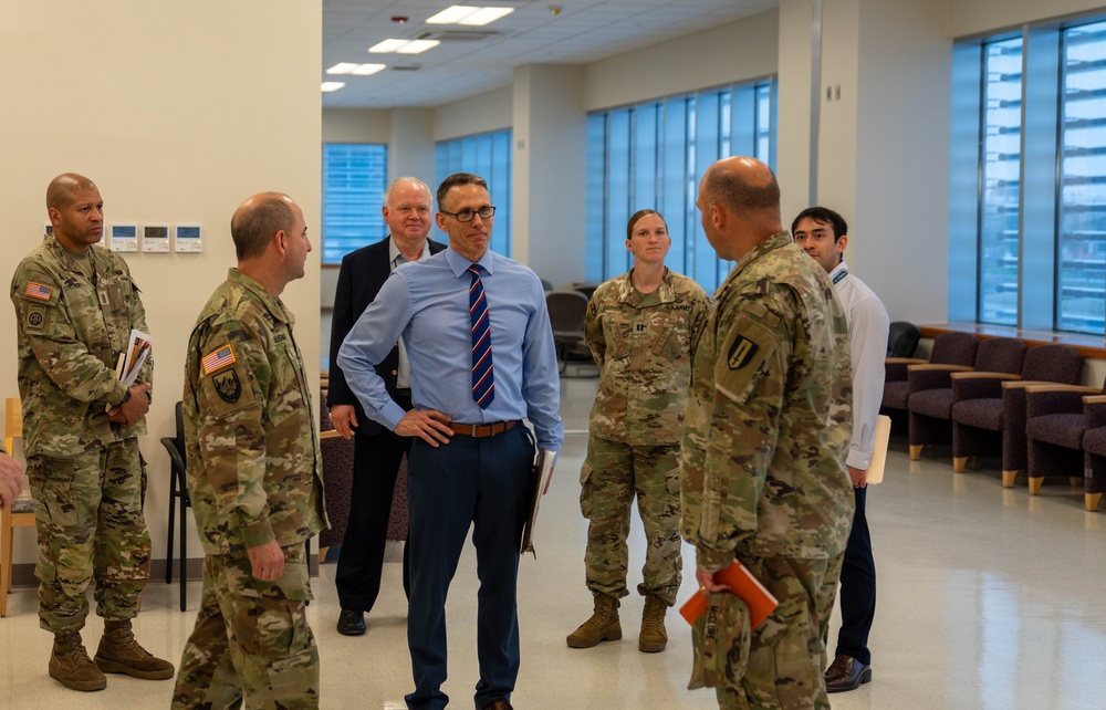 Eighth Army visiting the Communication Center