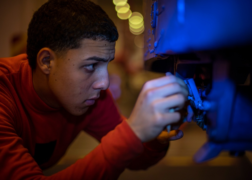 Sailor preforms maintenance aboard USS Carl Vinson (CVN 70)