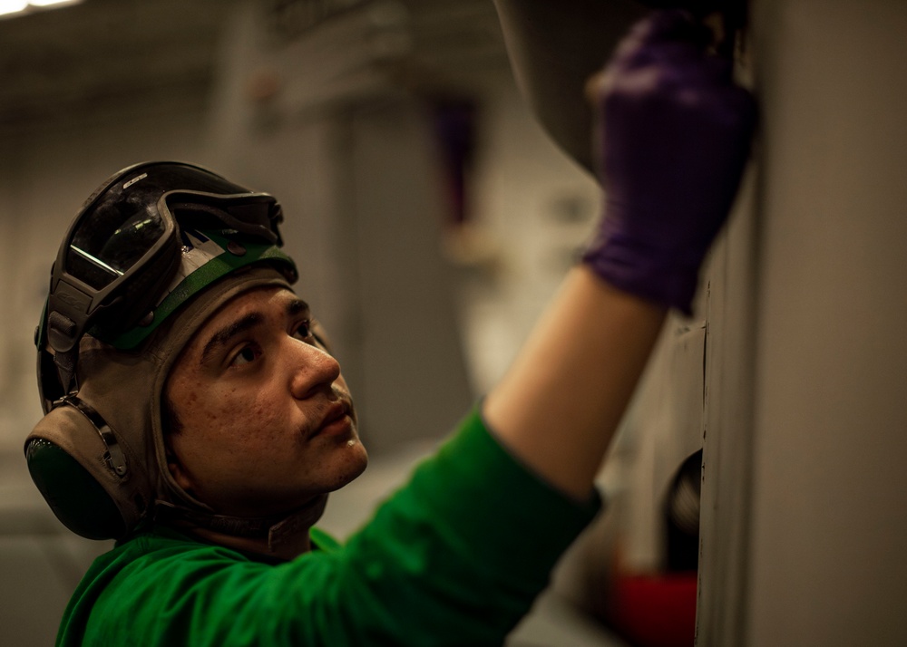 Sailor preforms maintenance aboard USS Carl Vinson (CVN 70)